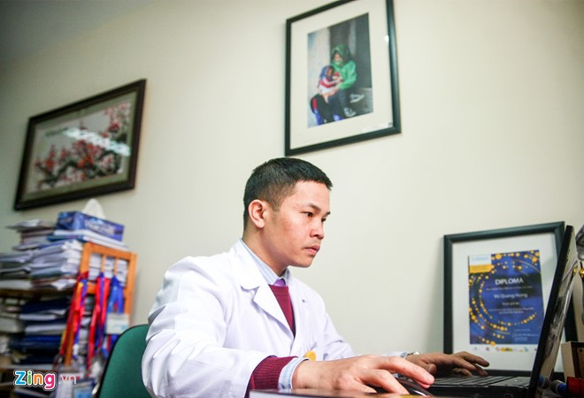 Trong các cuộc phát động thi ảnh của ngành, bác sĩ Hưng luôn mang giải về cho Viện. Anh cũng từng đoạt giải thi ảnh sáng tác do các tổ chức quốc tế tổ chức. “Tôi chụp ảnh để ghi lại những câu chuyện, tình cảm giữa bác sĩ và bệnh nhân", anh chia sẻ.