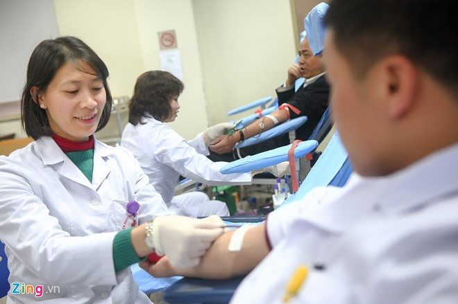 Là người trực tiếp điều trị các bệnh huyết học nên bác sĩ Quang Hưng càng thấu hiểu giá trị về máu đối với các bệnh nhân như thế nào. Đã thành nếp, mỗi khi thiếu máu thì tất cả đội ngũ y bác sĩ của Viện Huyết học - Truyền máu Trung ương là những người xung phong hiến đầu tiên.