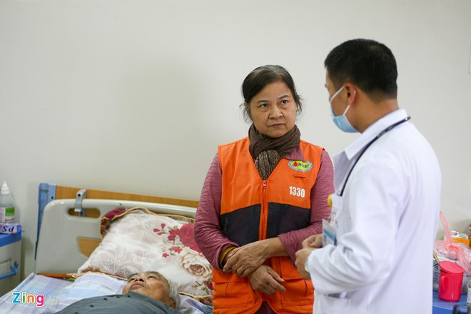 “Điều trị cho bệnh nhân nặng vô cùng quan trọng, việc hướng dẫn người nhà của họ cùng phối kết hợp với y bác sĩ cũng không hề đơn giản chút nào, nhất là những bệnh nhân nặng từ vùng sâu, vùng xa chuyển về", anh nói.