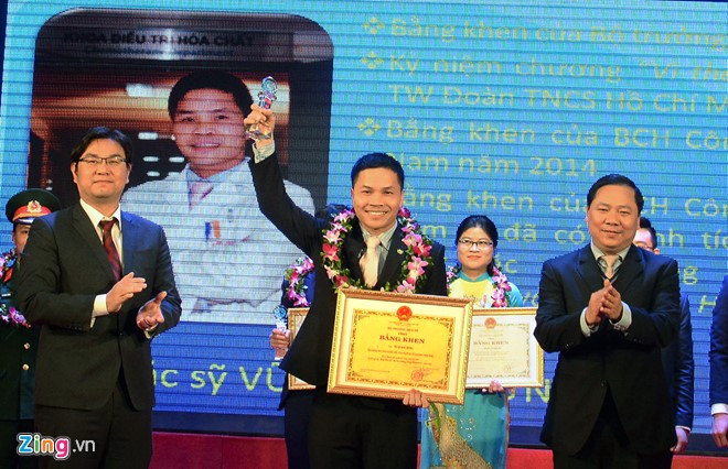 Bằng những nỗ lực làm việc và sự cống hiến cho ngành y, ngày 25/2, bác sĩ Vũ Quang Hưng đã được nhận giải thưởng Đặng Thùy Trâm - giải thưởng dành cho thầy thuốc trẻ ưu tú thủ đô.