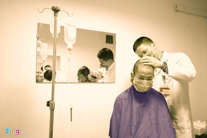 Hàng ngày phải chứng kiến bệnh nhân rụng tóc từng đám, vậy mà ra tiệm thì nhiều thợ sợ không dám cắt, bác sĩ Hưng đã nảy ra ý tưởng tự cắt cho mọi người. Anh đề xuất lên ban giám đốc viện và được sự ủng hộ ngay lập tức. Đã 5 năm qua, vào chiều thứ 5 hàng tuần các bệnh nhân ở viện lại xếp hàng cắt tóc. Và cho đến nay, tất cả y bác sĩ ở khoa đều có thể cắt được tóc.
