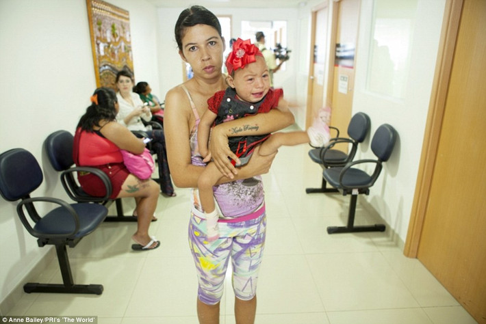 Rosana Xavier, 26 tuổi cùng con gái Maria Klara 1 tuổi tại Bệnh viện phục hồi chức năng Fundação Altino Ventura ở Recife.