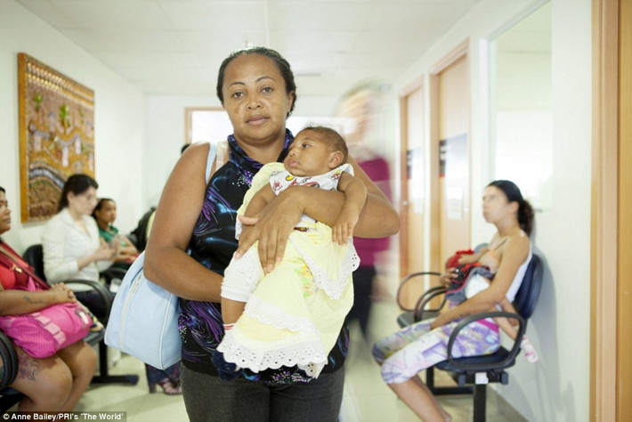 Hilda Venancio da Silva, 38 tuổi chụp chung với con trai 4 tháng tuổi Matheus Jober Junior da Silva đến từ Recife.