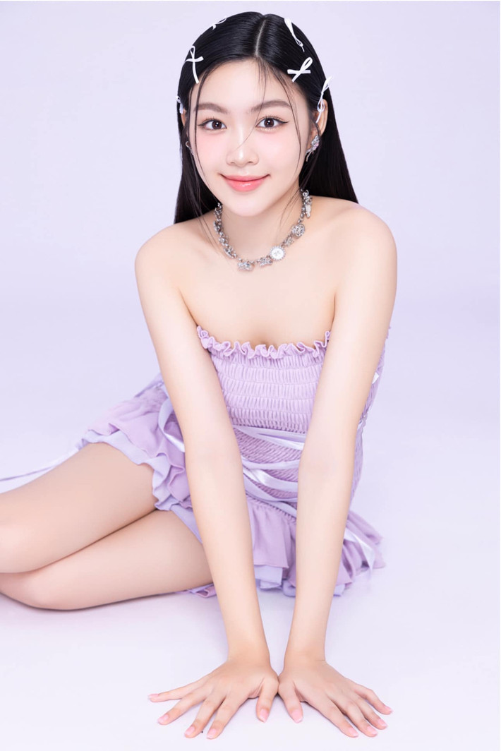 Chiếc đầm cúp ngực giúp tôn lên bờ vai gợi cảm và làn da trắng của cô gái 19 tuổi. Ảnh: FB Mai Thảo Linh