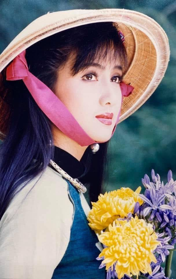 Trong trang phục truyền thống, Hiền Mai được nhận xét mang vẻ đẹp đậm chất Á đông với gương mặt trái xoan, làn da trắng và mái tóc đen, dài. Ảnh: FB Hiền Mai