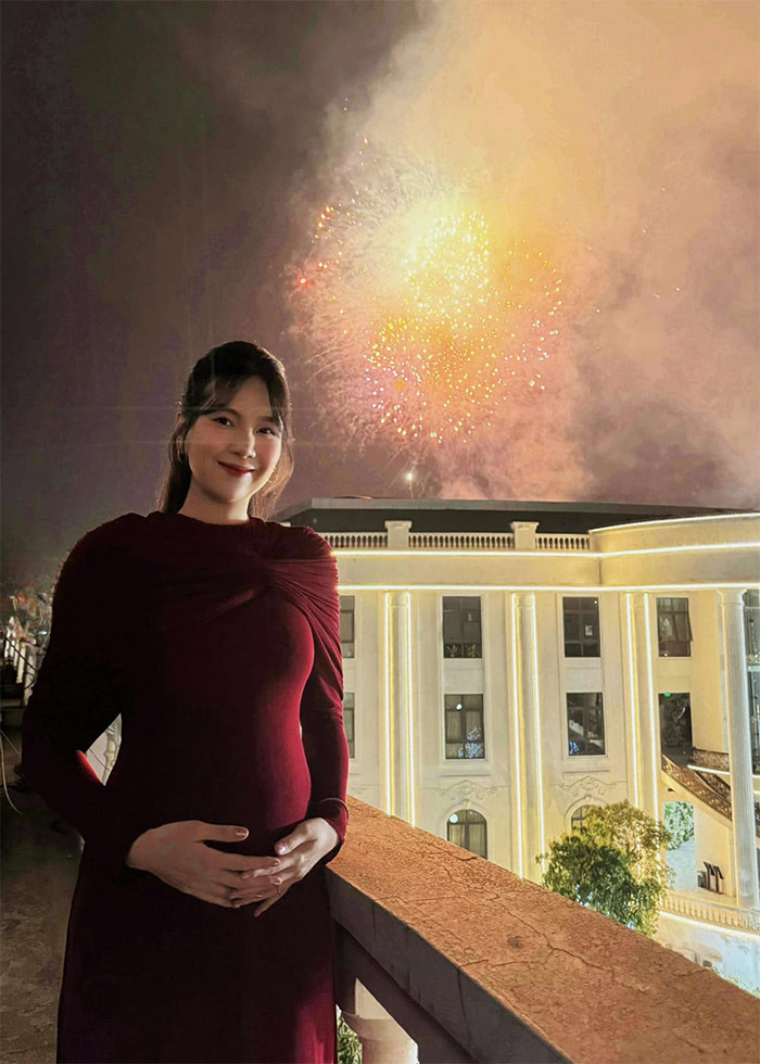 "Để có được như vậy ngoài cơ địa, Ngọc nghĩ là do thói quen kỷ luật đã có sẵn từ trước từ việc tập thể thao đến ăn uống đúng giờ. Đến 80% là do chế độ ăn khoa học hợp lý, chia sẻ một chút thực đơn ăn uống với các mẹ bầu. Không cầu kỳ đều là món ăn đơn giản dễ nấu, quan trọng là đổi món hàng ngày, để bữa nào cũng ngon miệng cho mẹ và tập cho em bé ăn được đa dạng món ăn từ trong bụng mẹ", Mai Ngọc chia sẻ. (Ảnh: FB Mai Ngọc)