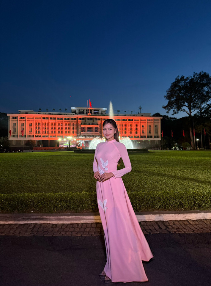 Hoa hậu Ngọc Châu chụp ảnh áo dài trước Dinh Độc Lập. Ảnh: FB Nguyễn Thị Ngọc Châu