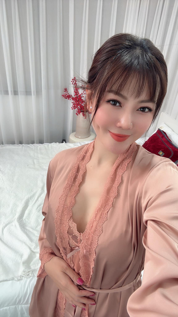 Diễn viên Thanh Hương phô diễn đường nét cơ thể với bộ đồ ngủ gợi cảm. Ảnh: FB Nguyễn Thanh Hương