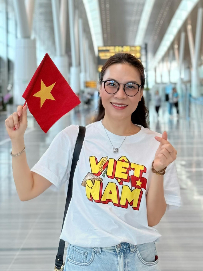 Ca sĩ Mỹ Tâm thể hiện niềm tự hào dân tộc khi mặc áo in hai chữ "Việt Nam" và cầm theo cờ Tổ quốc. Ảnh: FB My Tam