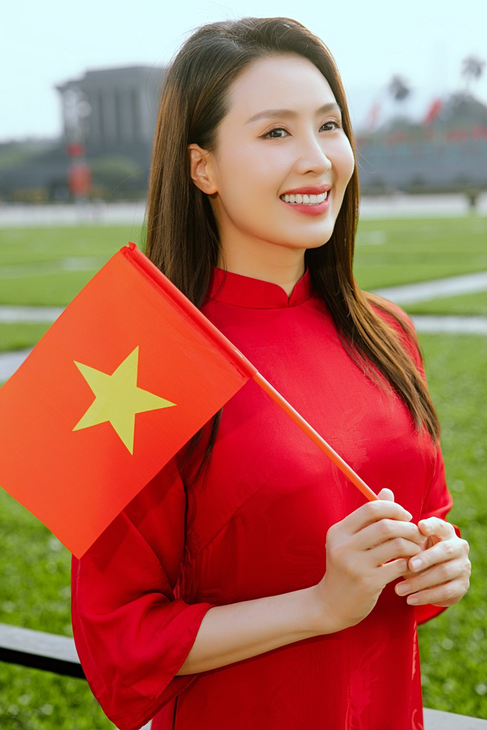Tại vườn hoa trước Lăng Bác, diễn viên Hồng Diễm ghi lại những khoảnh khắc đẹp với áo dài đỏ thắm dưới ánh hoàng hôn. Ảnh: FB Nguyen Hong Diem