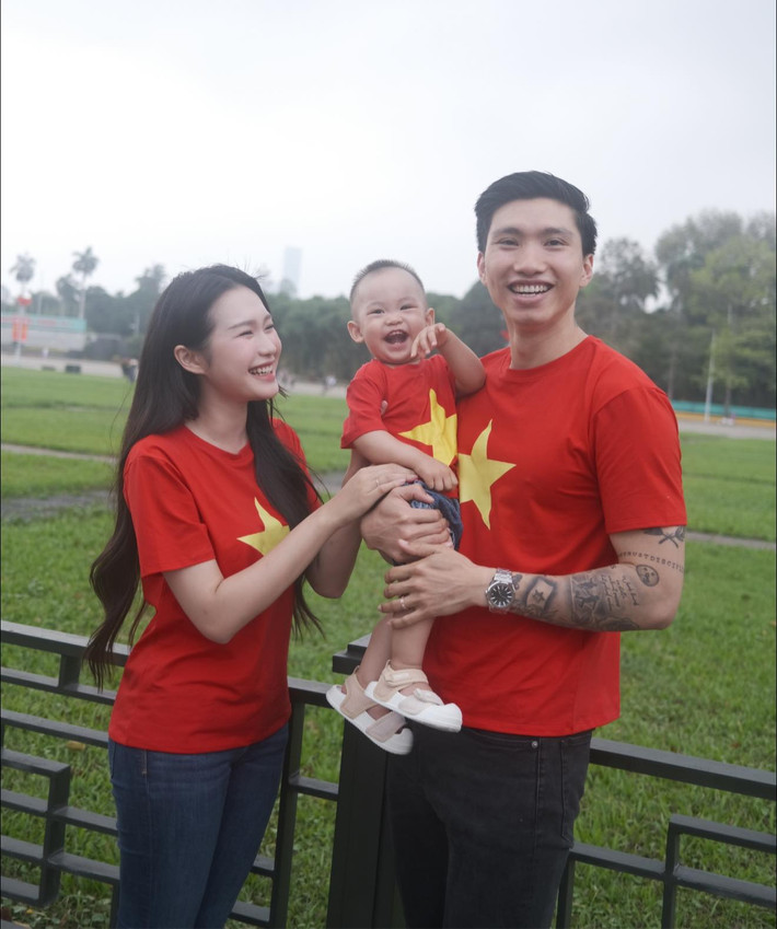 Gia đình nhỏ của người đẹp Doãn Hải My diện đồ đỏ rực rỡ với ngôi sao vàng, chụp ảnh tại Quảng trường Ba Đình, Hà Nội. Ảnh: FB Doan Hai My