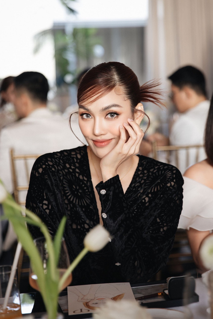Tin tức sao Việt 21/4: Siêu mẫu Lan Khuê ăn mặc sang chảnh đi dự sự kiện. Ảnh: FB Tran Ngoc Lan Khue