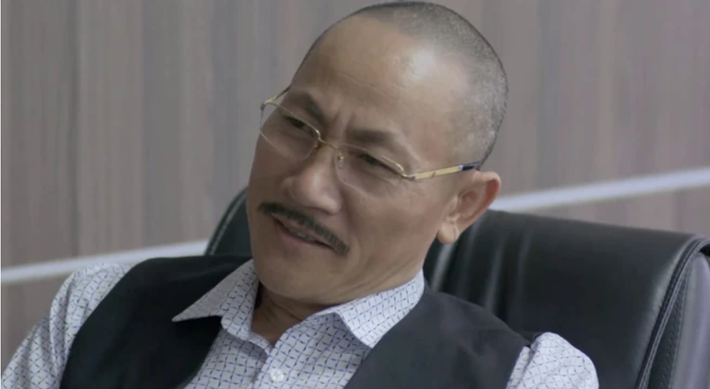 Để hoàn thành tốt vai diễn, NSƯT Hoàng Hải đã không ngần ngại cạo trọc đầu, tạo nên một hình ảnh vừa đáng sợ vừa cuốn hút. Ảnh chụp màn hình
