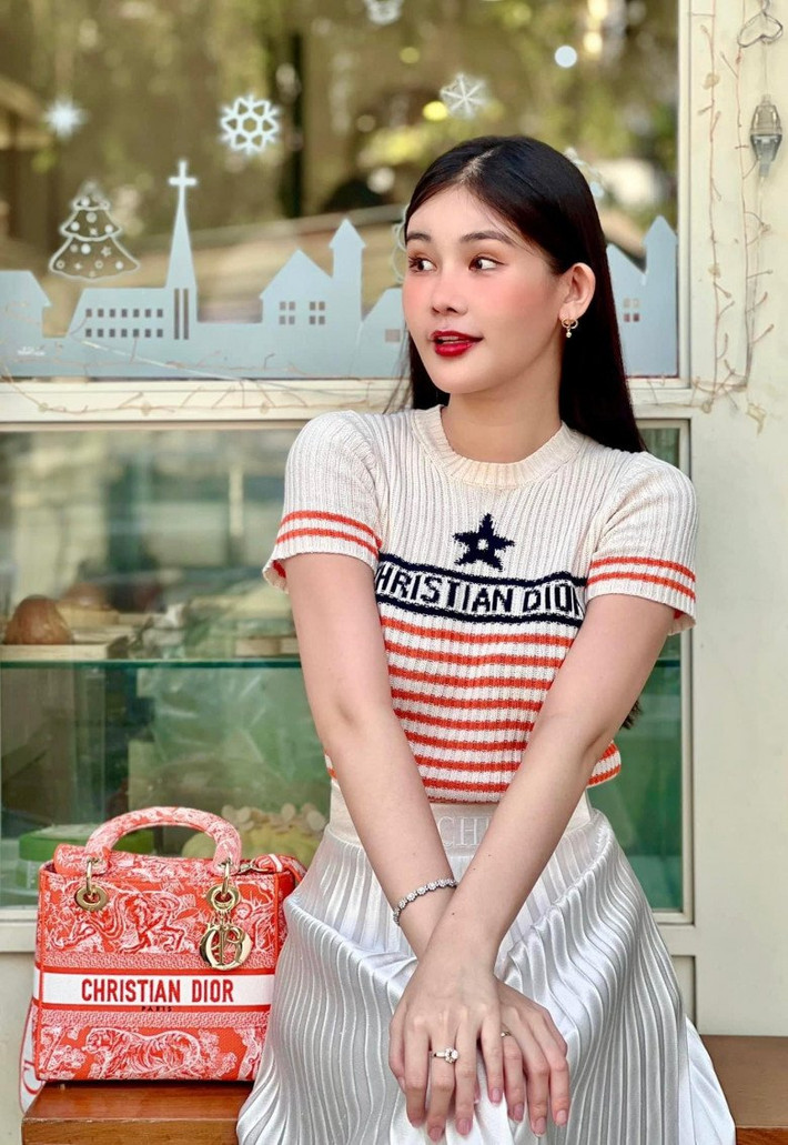 Từ ngày có chồng, Hoa hậu Lê Âu Ngân Anh được nhận xét ngày càng nhuận sắc hơn, phong cách thời trang cũng nền nã và sang trọng. Ảnh: FB Lê Âu Ngân Anh
