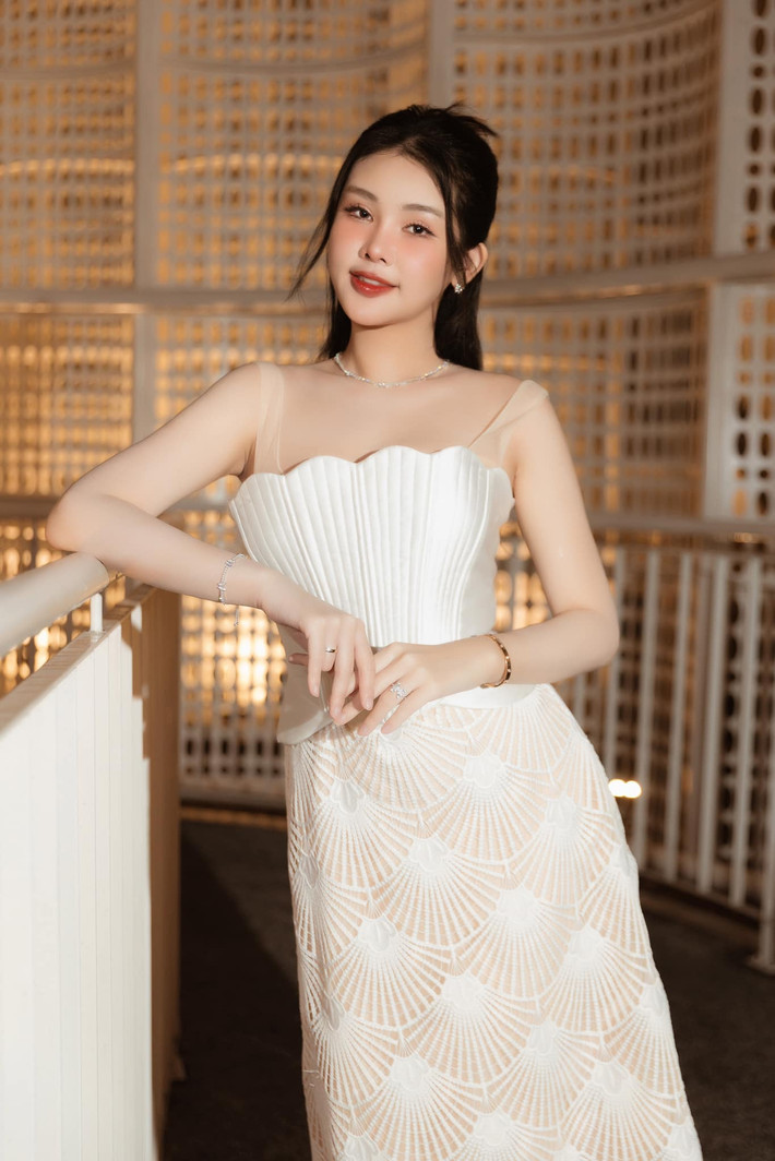 Cô ghi điểm trong mắt công chúng với phong cách thời trang công sở thanh lịch, trẻ trung, sang trọng. Ảnh: FB Lê Âu Ngân Anh