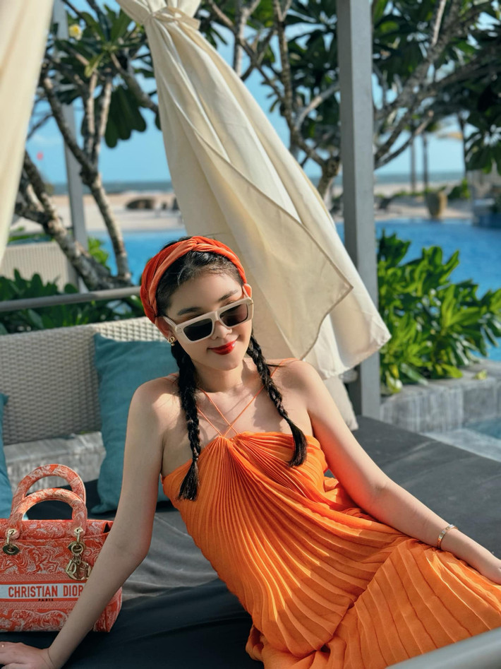 Cuộc sống sung túc, công việc ổn định giúp nàng hậu có thể thoải mái mua sắm những gì mà cô yêu thích. Ảnh: FB Lê Âu Ngân Anh