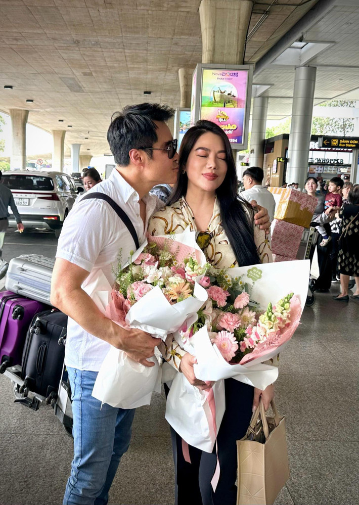 Diễn viên Trương Ngọc Ánh khoe được một người đàn ông hôn ở sân bay kèm chú thích: "Đón anh - người em rất trân quý và ngưỡng mộ". Đây là nhà sản xuất cô sẽ hợp tác trong dự án mới. Ảnh: FB Trương Ngọc Ánh