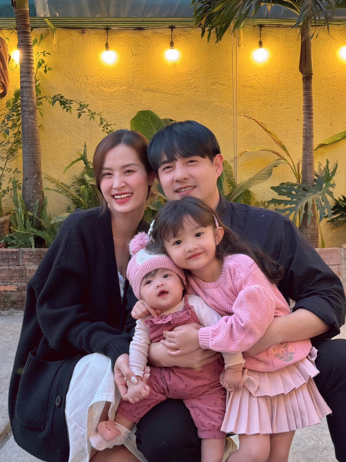Đông Nhi là một trong những ca sĩ hàng đầu của làng nhạc Việt. Cô không chỉ thành công trong sự nghiệp, mà còn có một chuyện tình đẹp như mơ với Ông Cao Thắng - thiếu gia của tập đoàn nhựa Tân Hiệp Hưng. Ảnh: FB Đông Nhi