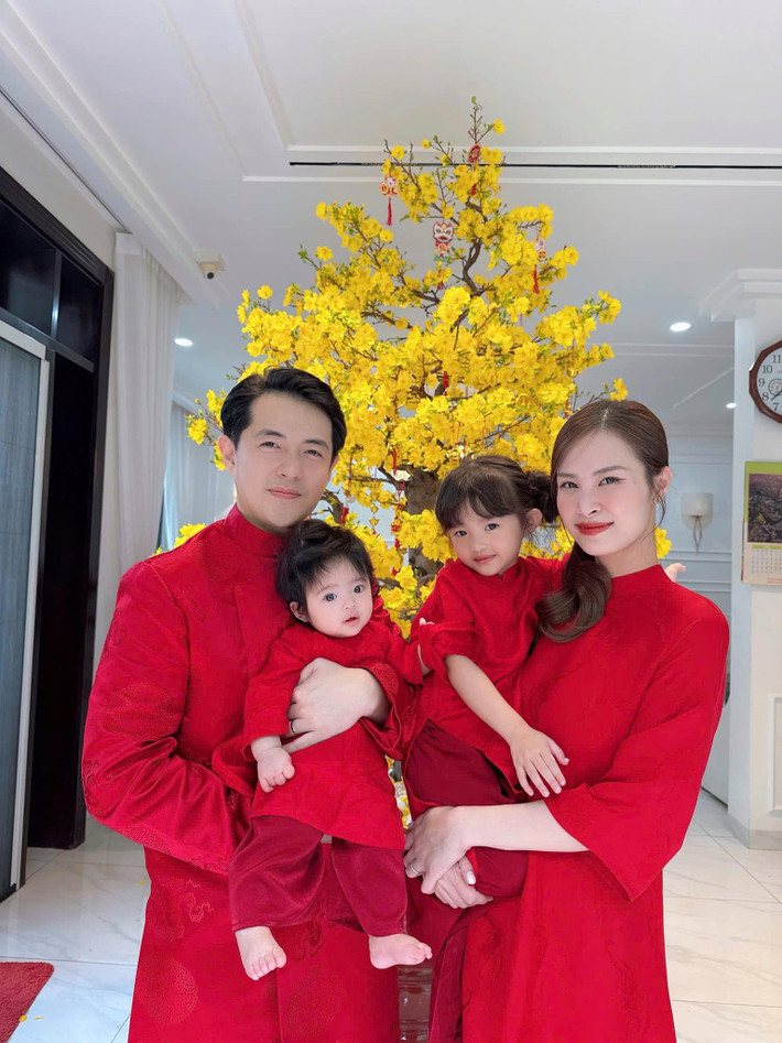 Sau khi kết hôn, Ông Cao Thắng tạm gác sự nghiệp ca hát, lui về hậu thuẫn sự nghiệp cho vợ. Ảnh: FB Đông Nhi