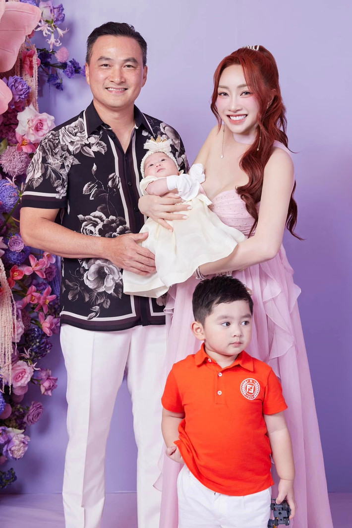 Sau khi sinh nở, Lý Thuỳ Chang nhanh chóng lấy lại vóc dáng thon gọn. Ảnh: FB Lý Thuỳ Chang