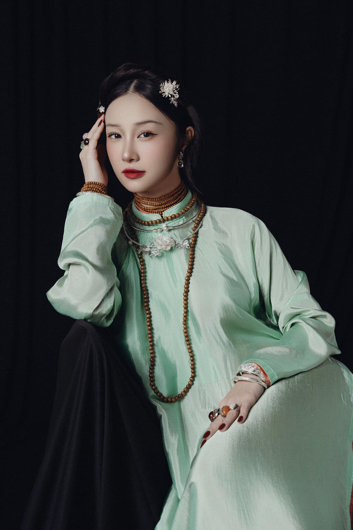 Jun Vũ xinh đẹp dịu dàng, đằm thắm với áo dài. Ảnh: FB Jun Vũ