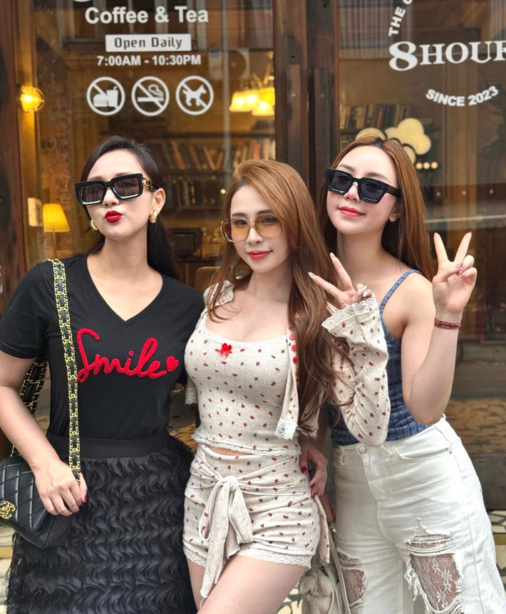 Lã Thanh Huyền chụp ảnh cùng Quỳnh Nga và Quỳnh Kool. Ảnh: FB Lã Thanh Huyền