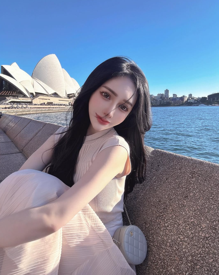 Mỹ nhân Đài Loan Vân Yên nổi lên như một hiện tượng mạng xã hội nhờ sở hữu gương mặt xinh đẹp, thân hình quyến rũ và gu thời trang phóng khoáng.