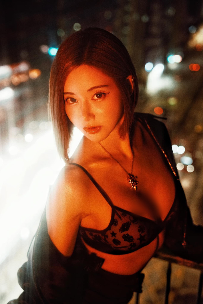 Cô nàng không ngại diện những bộ cánh táo bạo, cắt xẻ sâu để tôn lên lợi thế hình thể của mình.