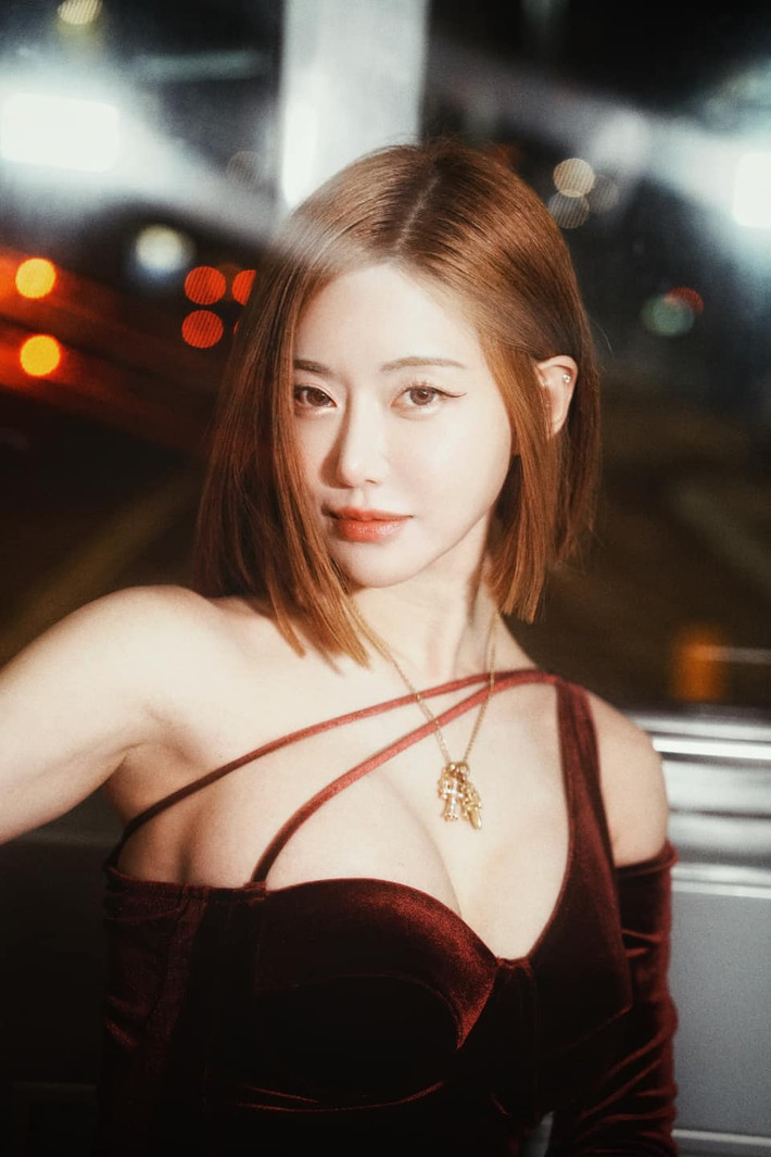 DJ Soda tên thật là Hwang So-hee, là một trong những nữ DJ hàng đầu của Hàn Quốc.