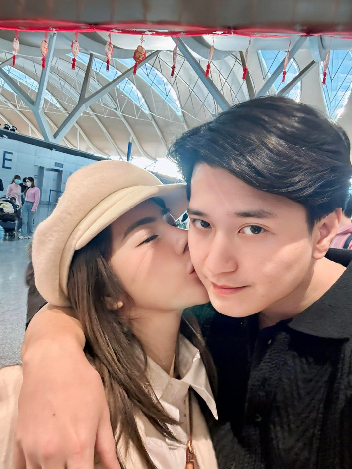 Huỳnh Anh và Bạch Lan Phương trao nhau nụ hôn lãng mạn. Trước đó, vào tháng 12/2024, họ bị đồn chia tay sau bốn năm yêu đương và tám tháng đăng ký kết hôn. Ảnh: FB Bạch Lan Phương