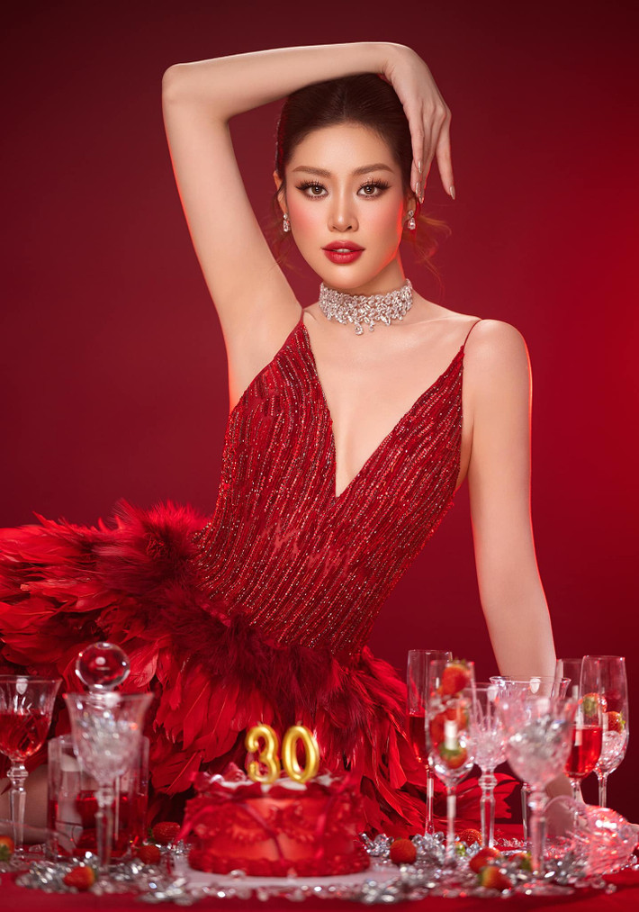 Hoa hậu Khánh Vân thực hiện bộ ảnh tông đỏ, gợi cảm mừng sinh nhật. Ảnh: FB Nguyễn Trần Khánh Vân