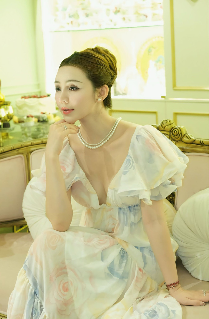 Sự kết hợp tinh tế giữa nét dịu dàng của chiếc váy hoa và vẻ quyến rũ đã tạo nên một tổng thể hài hòa, thu hút mọi ánh nhìn, khiến nữ diễn viên Quỳnh Kool nổi bật. Ảnh: FB Quỳnh Nguyễn