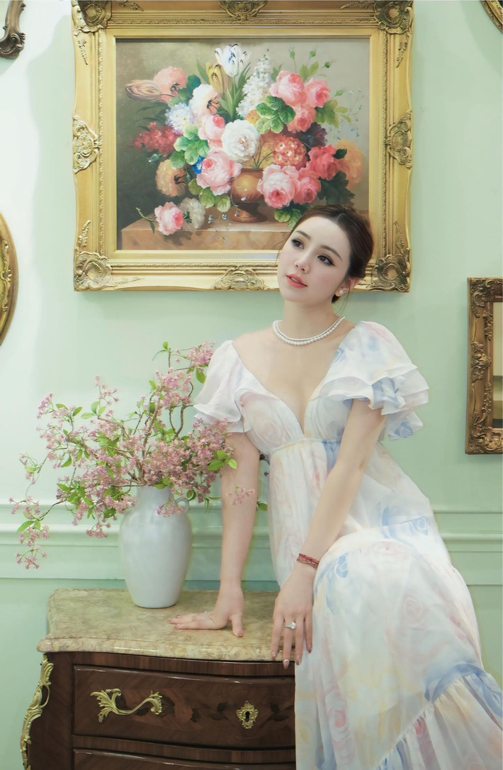 Không chỉ ghi dấu ấn qua những vai diễn ấn tượng trong các bộ phim truyền hình, Quỳnh Kool còn khiến công chúng phải trầm trồ trước phong cách thời trang tinh tế, gợi cảm mà không cần phải hở bạo. Ảnh: FB Quỳnh Nguyễn
