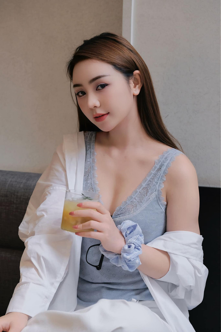 Nữ diễn viên không ngại khoe trọn vòng 1 đẫy đà cùng các trang phục với thiết kế trễ nải, hở bạo khiến cư dân mạng không khỏi trầm trồ. Ảnh: FB Quỳnh Nguyễn