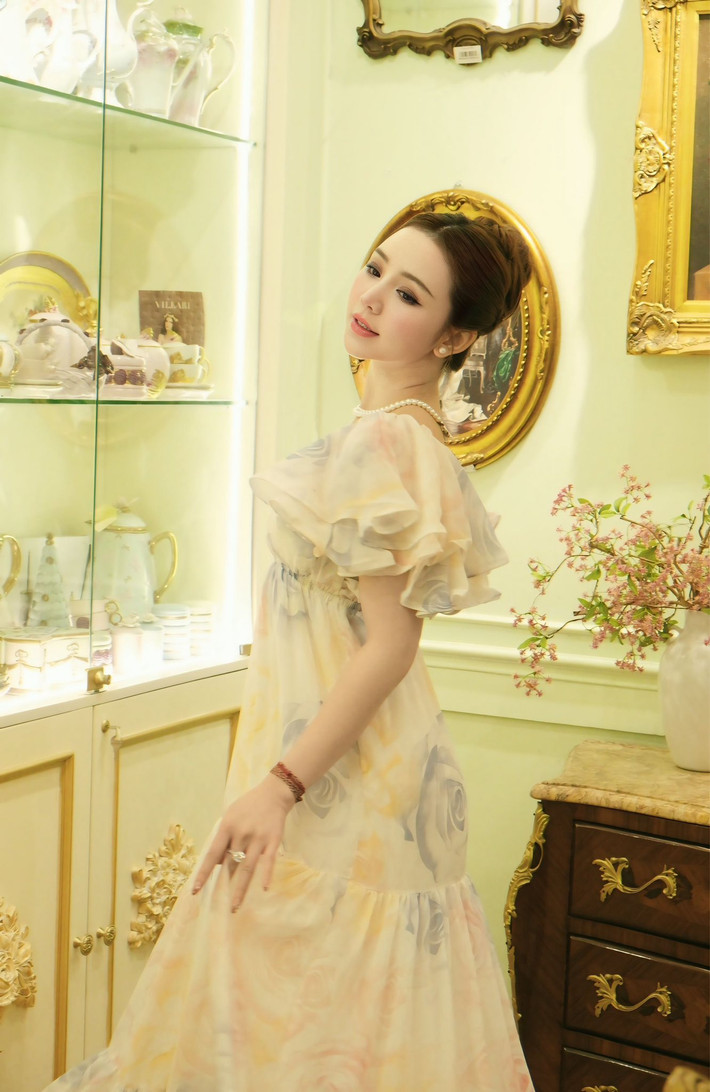 Quỳnh Kool lựa chọn lối trang điểm nhẹ nhàng, mái tóc búi cao tự nhiên, càng làm tăng thêm vẻ đẹp thanh thoát và duyên dáng của mình. Ảnh: FB Quỳnh Nguyễn
