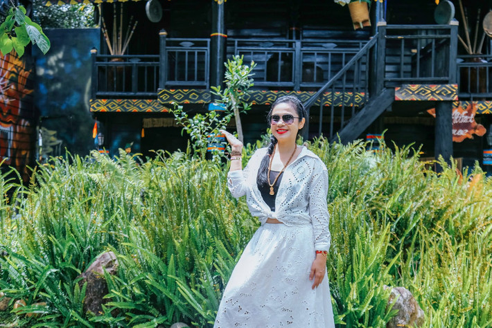 Diễn viên phim "Người đẹp Tây Đô" có cuộc sống hạnh phúc bên con trai. Ảnh: FB Trần Việt Trinh