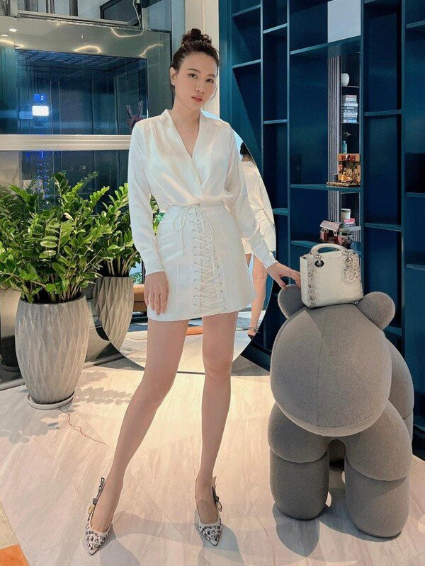 Cô không phô trương, khoe mẽ mà lựa chọn những món đồ đơn giản, thanh lịch nhưng vẫn thể hiện được gu thẩm mỹ tinh tế và đẳng cấp của mình. Ảnh: FB Đàm Thu Trang