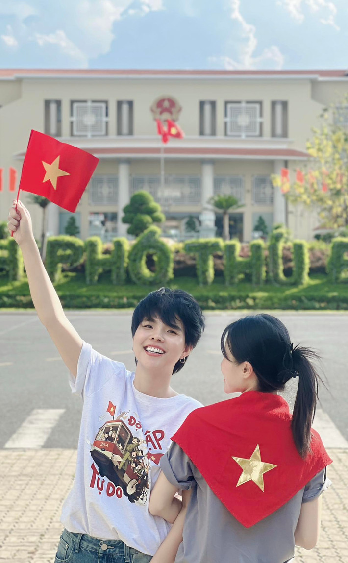 Vợ chồng Vũ Cát Tường người mặc áo Độc Lập - Tự Do, người choàng khăn cờ đỏ sao vàng để bày tỏ tình yêu với đất nước. Ảnh: FB Vũ Cát Tường
