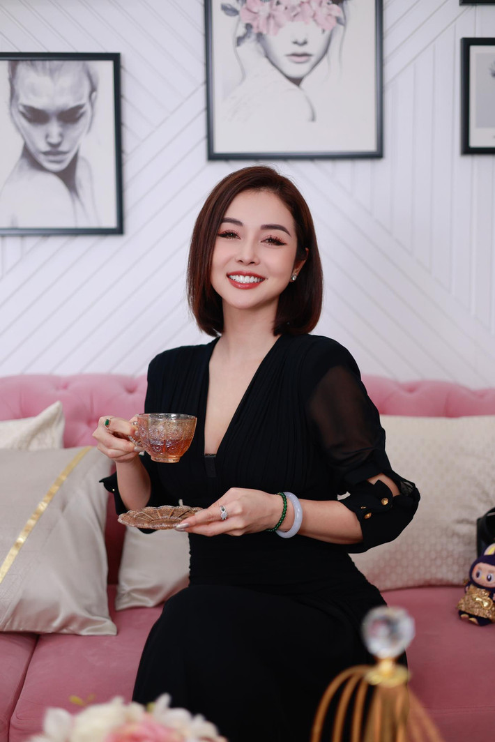 Hoa hậu Jennifer Pham xinh đẹp ngồi thưởng trà. Ảnh: FB Jennifer Pham