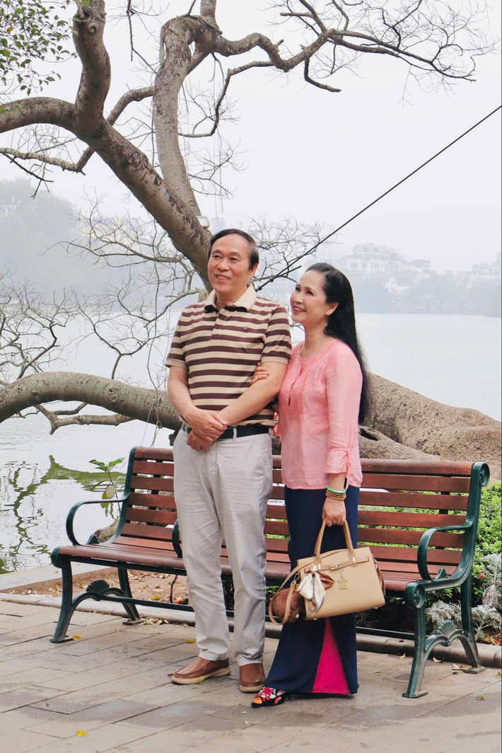 NSND Lan Hương đăng ảnh bên chồng. Ảnh: FB Lan Hương Bông