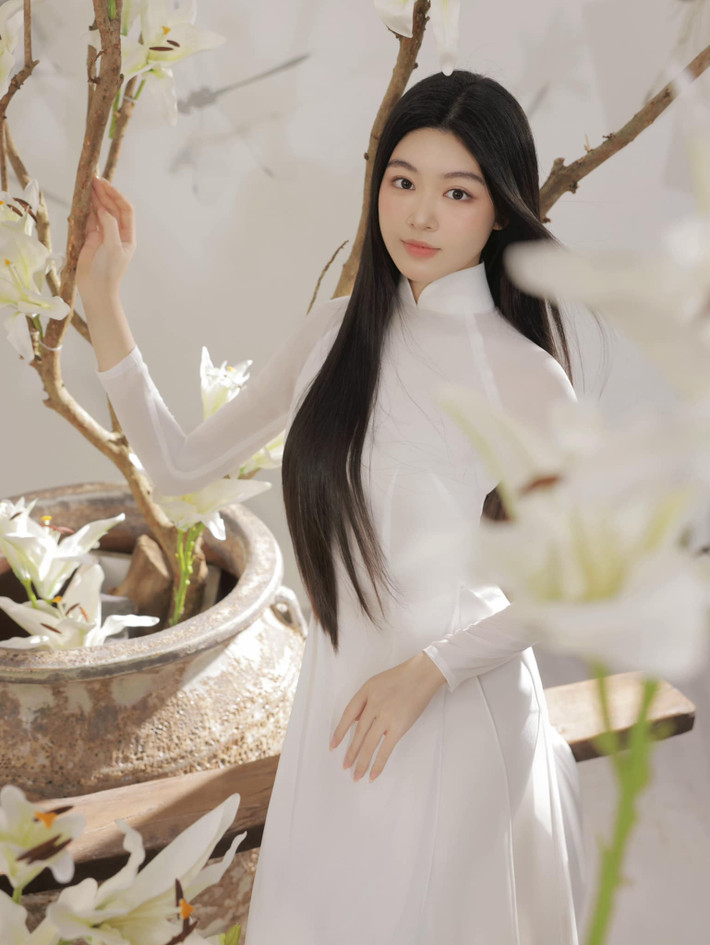Lọ Lem - con gái MC Quyền Linh khoe nhan sắc xinh đẹp khi diện áo dài trắng ở tuổi 18. Ảnh: FB Mai Thảo Linh