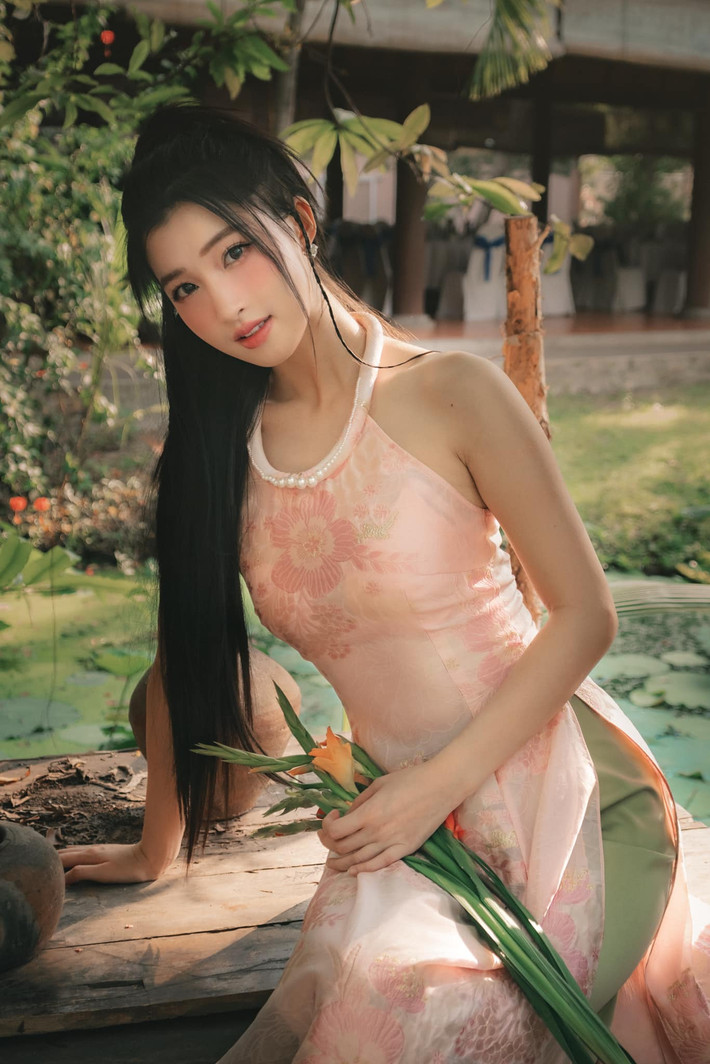 Nhờ quyết định niềng răng năm đó đã giúp Phương Nhi sở hữu hàm răng đều như hạt bắp và thần sắc đầy tự tin sau khi lớn. Ảnh: FB Nguyễn Phương Nhi