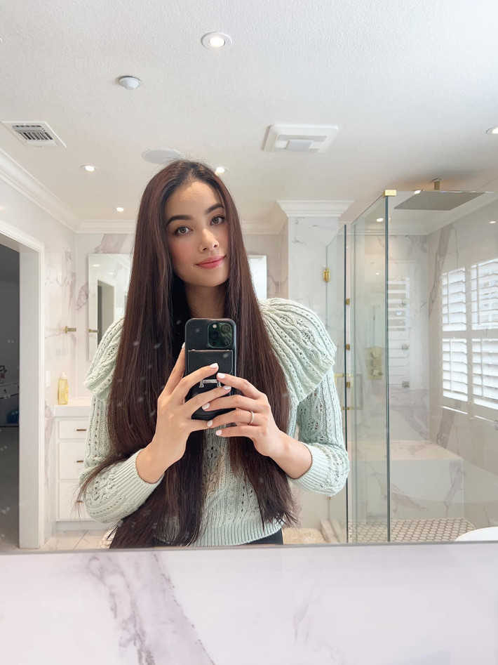 Thời trang đi làm của Hoa hậu Hoàn vũ Việt Nam 2015 rất đa dạng và hầu như không trùng lặp khi lên hình. Ảnh: FB Hoa Hậu Phạm Hương