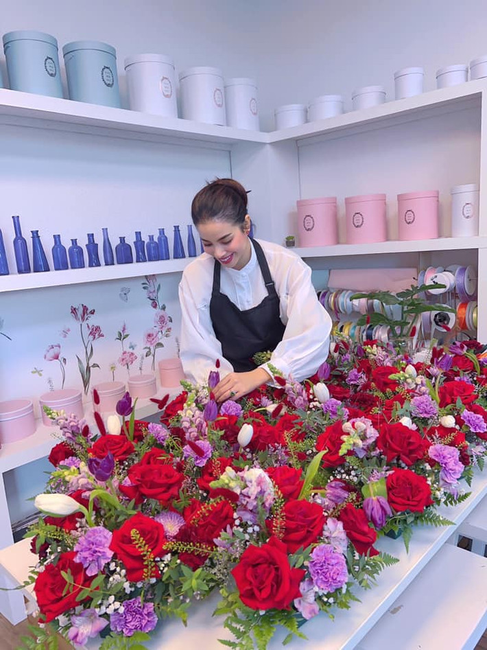 Cô khéo léo kết hợp những món đồ hàng hiệu với những trang phục thiết kế riêng, tạo nên những set đồ vừa thời thượng vừa phù hợp với tính cách của mình. Ảnh: FB Hoa Hậu Phạm Hương