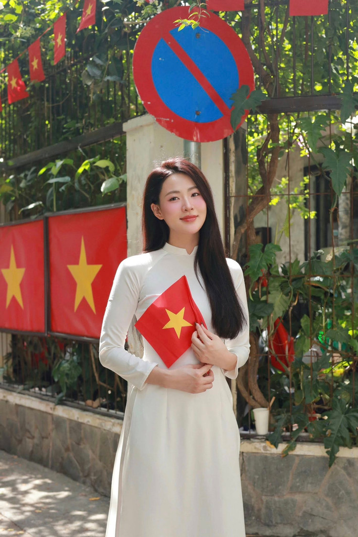 Tin tức sao Việt 18/4: Diễn viên Minh Trang diện áo dài trắng khoẻ vẻ đẹp tinh khôi. Ảnh: FB Nguyễn Minh Trang