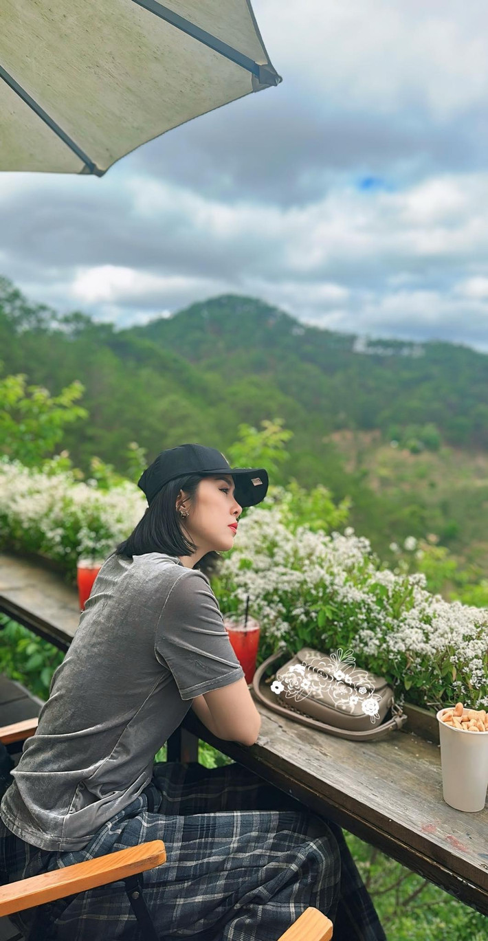 Diễn viên Lê Phương chia sẻ: "Nắng nhạt..Nắng phai hàng mi u buồn". Ảnh: FB Lê Phương