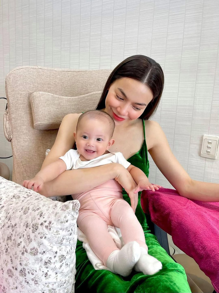 Ca sĩ Hồ Ngọc Hà khoe ảnh bên con gái Lisa, nhớ kỷ niệm 3 năm trước khi thấy con lớn khôn. Ảnh: FB Ho Ngoc Ha