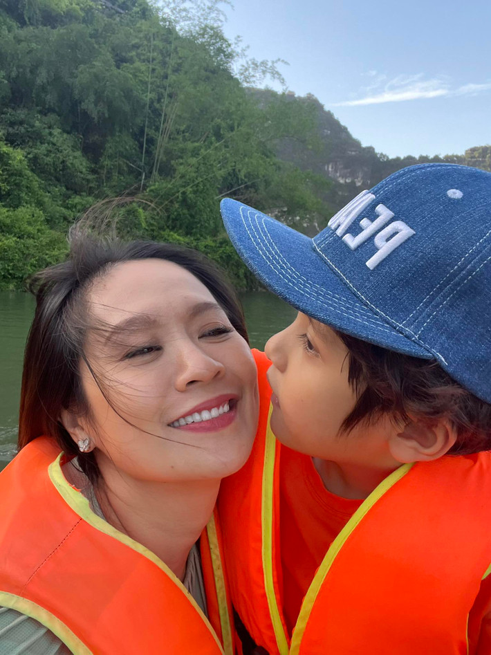 Diễn viên Thanh Thúy vui khi con trai vẫn ổn sau 3 giờ trên thuyền. Ảnh: FB Le Thi Thanh Thuy