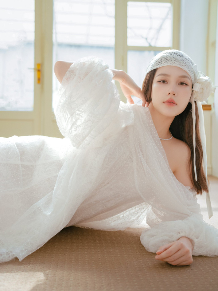 Diễm My tung bộ ảnh xinh đẹp như nàng thơ. Ảnh: FB Vu Pham Diem My