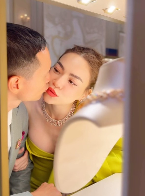 Dù đã 8 năm yêu, 5 năm đăng kí kết hôn và có hai nhóc tỳ sinh đôi nhưng Hồ Ngọc Hà - Kim Lý vẫn mặn nồng như vợ chồng son khiến dân tình không khỏi ngưỡng mộ. Ảnh: FB Ho Ngoc Ha